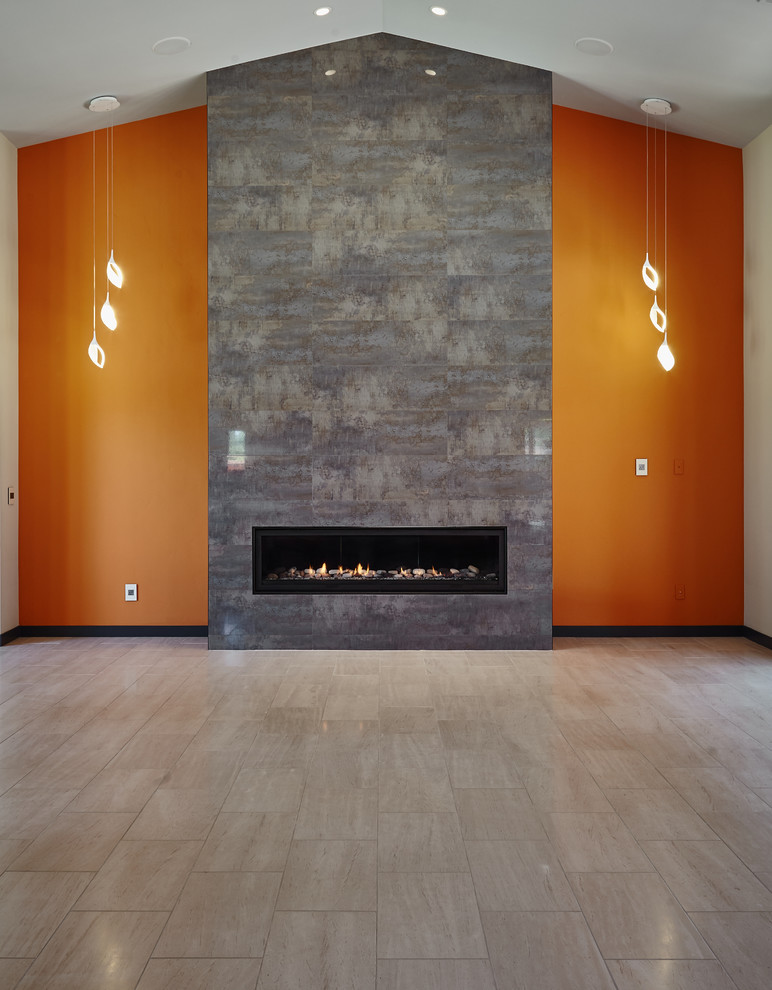 На фото: большая парадная, открытая гостиная комната в современном стиле с оранжевыми стенами, стандартным камином, фасадом камина из плитки, полом из ламината и бежевым полом без телевизора с