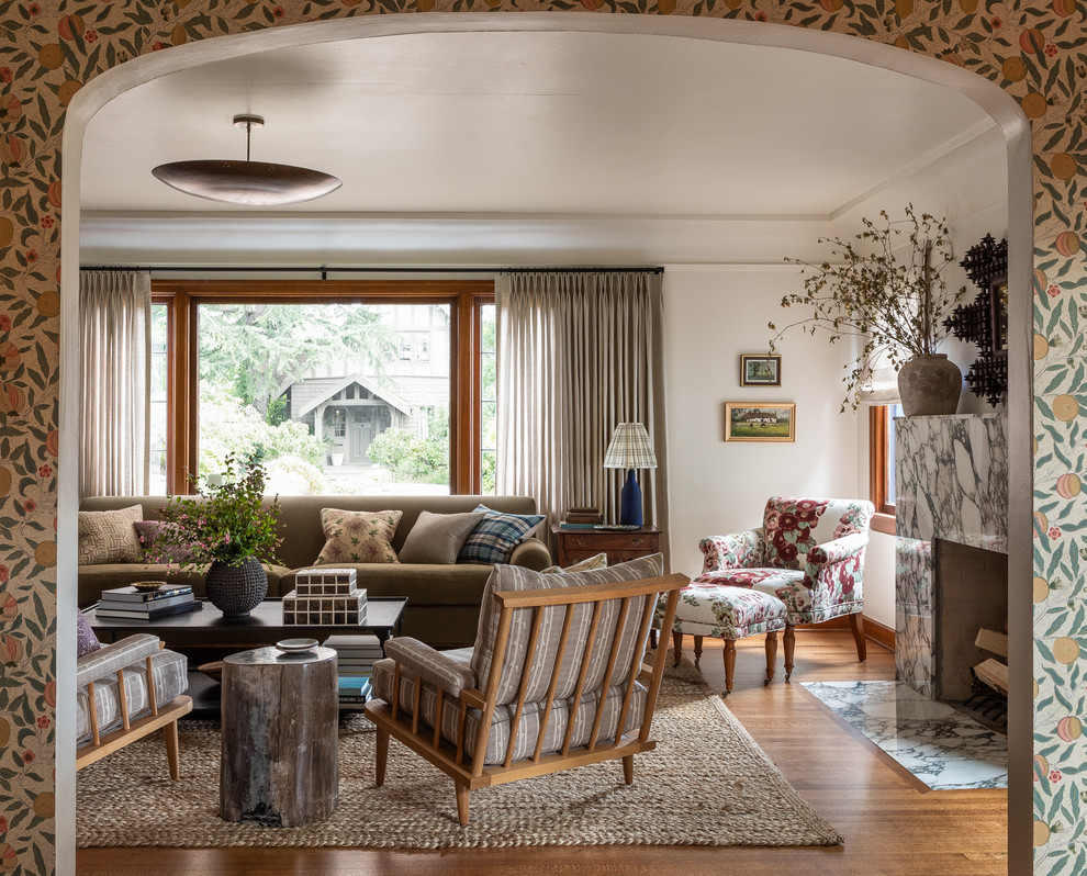 Cette image montre un salon traditionnel avec un mur blanc, un sol en bois brun, une cheminée standard et un sol marron.