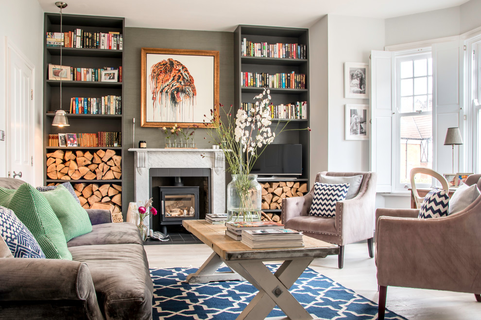 Immagine di un soggiorno classico di medie dimensioni e chiuso con parquet chiaro, stufa a legna, TV autoportante, pareti bianche e pavimento beige