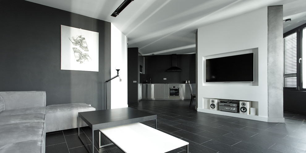 Пример оригинального дизайна: двухуровневая, объединенная гостиная комната среднего размера в стиле лофт с серыми стенами, полом из керамогранита, мультимедийным центром и черным полом