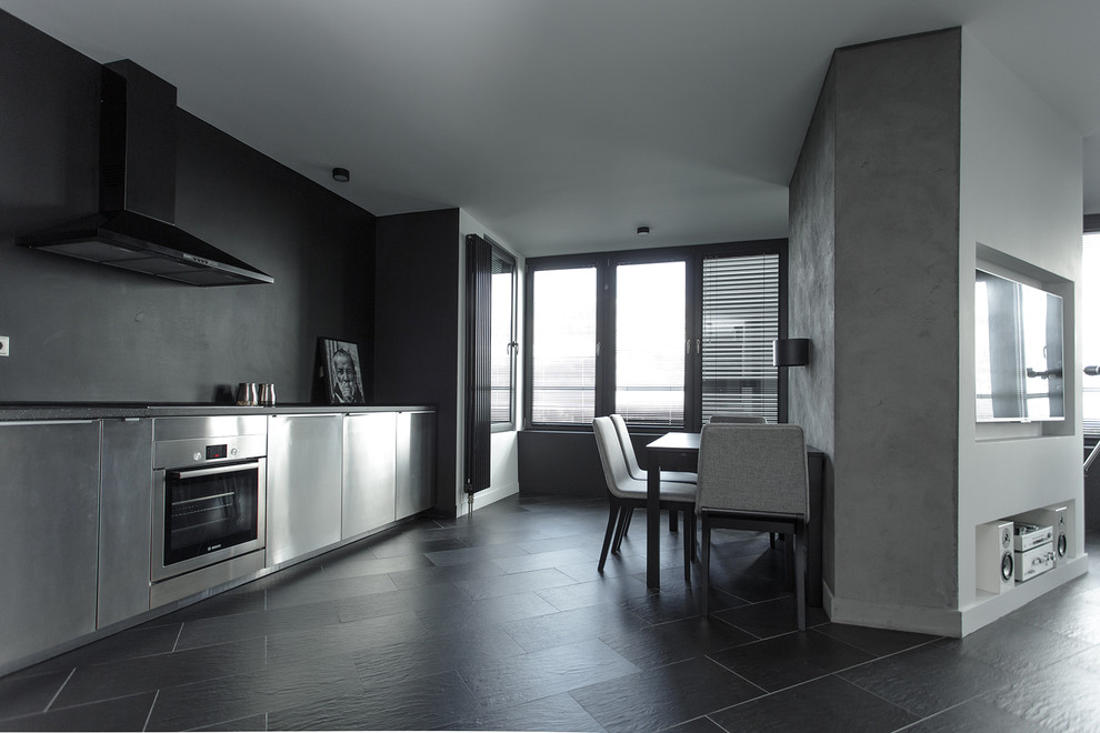 Стильный дизайн: двухуровневая гостиная комната среднего размера в стиле лофт с серыми стенами, полом из керамогранита, мультимедийным центром и черным полом - последний тренд