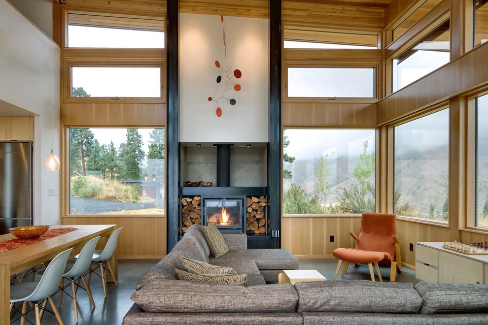 Repräsentatives, Fernseherloses, Offenes Modernes Wohnzimmer mit weißer Wandfarbe, Betonboden, Kaminofen und grauem Boden in Seattle