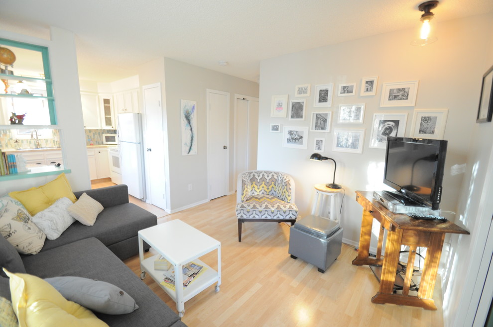Идея дизайна: маленькая изолированная гостиная комната в стиле шебби-шик с серыми стенами и светлым паркетным полом для на участке и в саду
