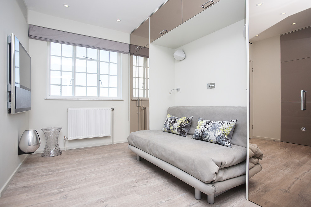 Immagine di un piccolo soggiorno minimal aperto con pareti beige, pavimento in vinile, TV a parete e pavimento beige