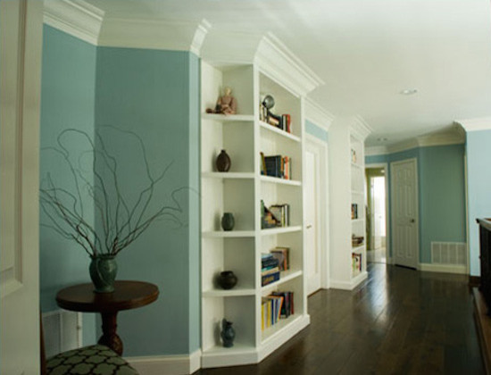 На фото: гостиная комната с синими стенами и темным паркетным полом с