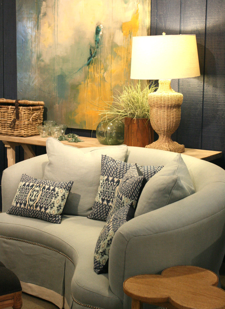 Immagine di un soggiorno eclettico con pareti blu