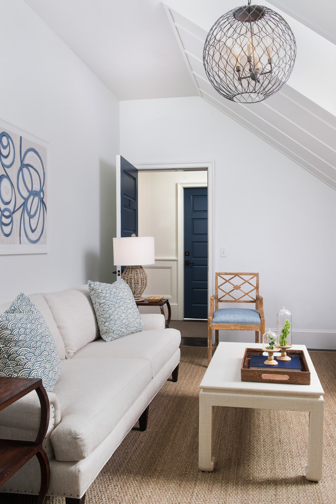 Пример оригинального дизайна: гостиная комната среднего размера в морском стиле с белыми стенами без телевизора