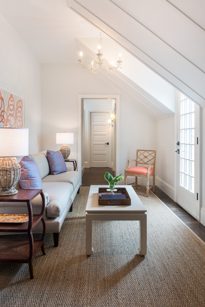 Пример оригинального дизайна: гостиная комната среднего размера в морском стиле с белыми стенами без телевизора