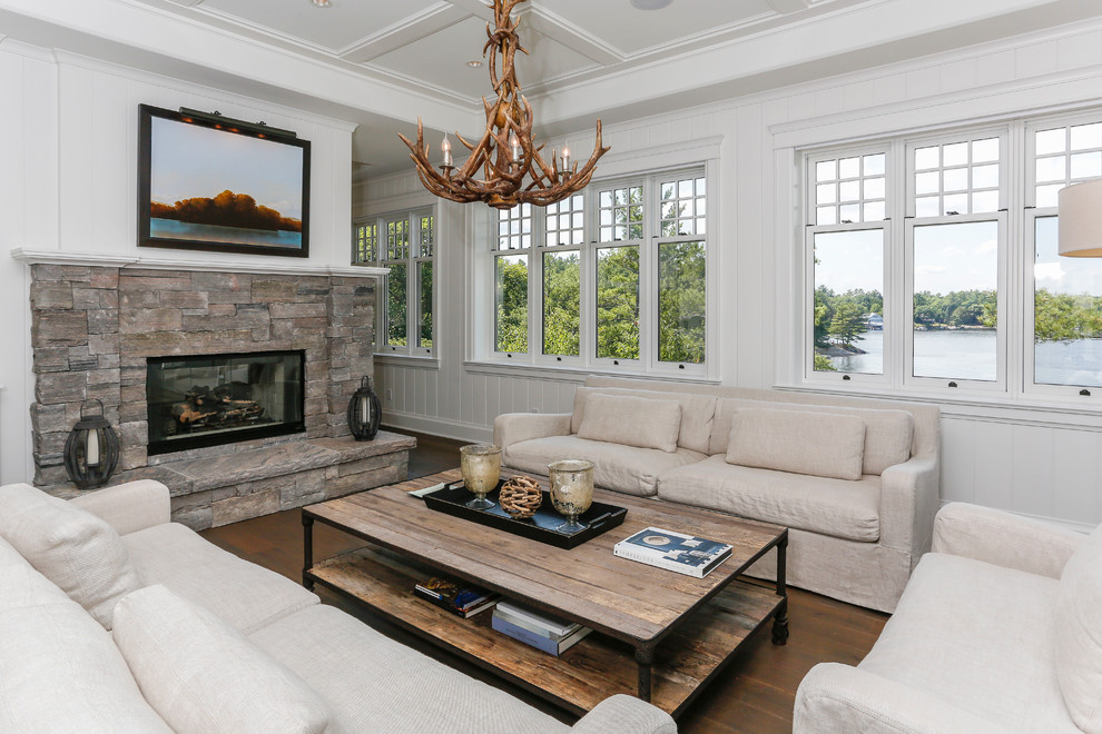 Repräsentatives Maritimes Wohnzimmer mit weißer Wandfarbe, braunem Holzboden und Kamin in Toronto