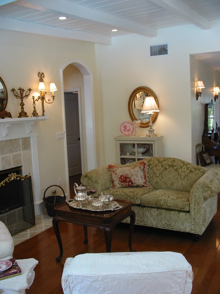 Nantucket Style Cottage Living Room, Tarzana, CA Farmhouse Living