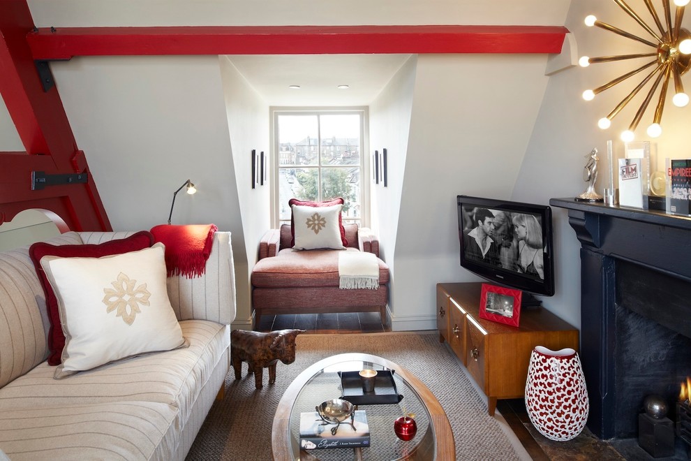 Repräsentatives, Abgetrenntes Klassisches Wohnzimmer mit weißer Wandfarbe, braunem Holzboden, Kamin, Kaminumrandung aus Holz und freistehendem TV in London