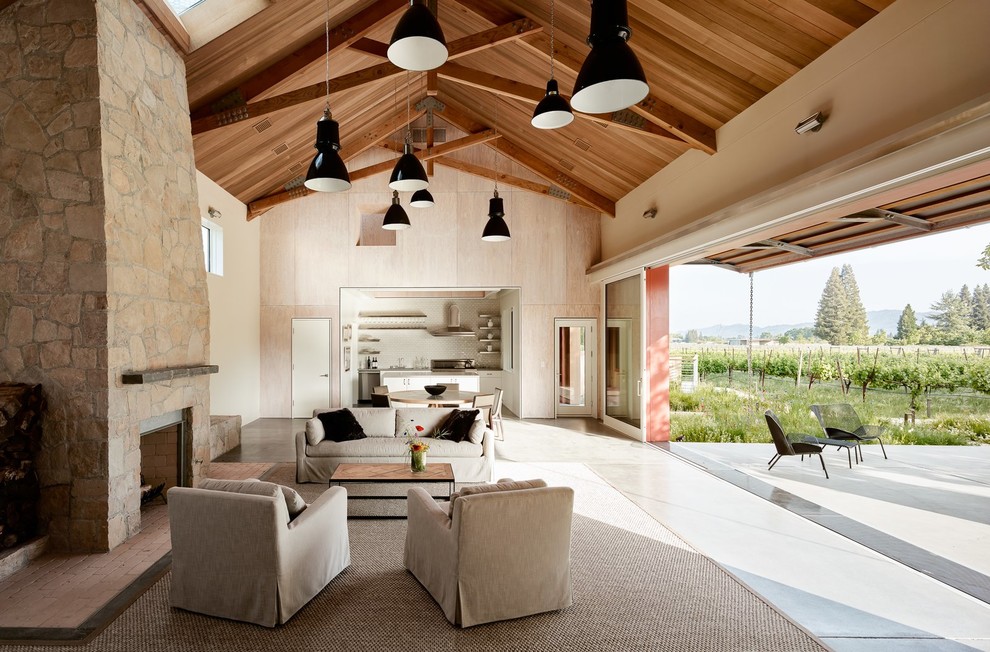 Источник вдохновения для домашнего уюта: открытая гостиная комната в стиле кантри с бетонным полом, стандартным камином и серым полом