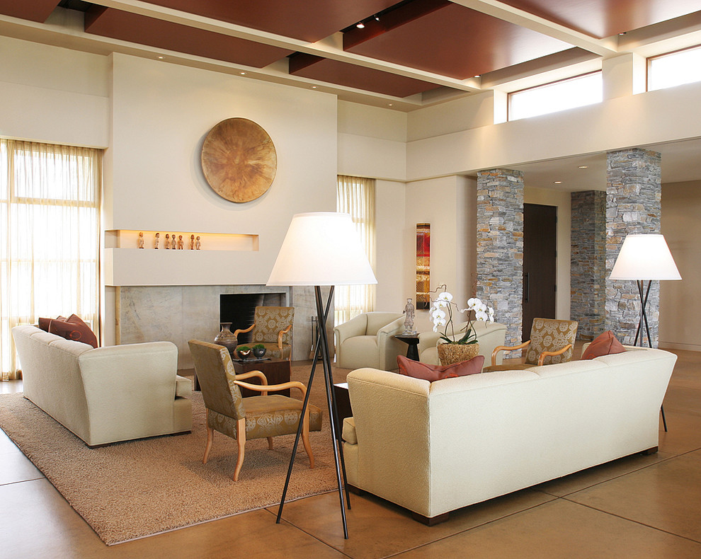 Immagine di un soggiorno contemporaneo aperto con sala formale, nessuna TV, pareti beige, pavimento in cemento, cornice del camino in pietra e pavimento beige