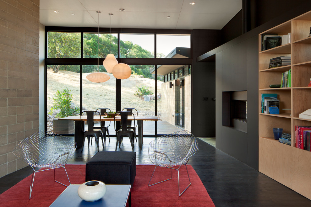 Imagen de salón para visitas abierto contemporáneo de tamaño medio con paredes marrones y pared multimedia