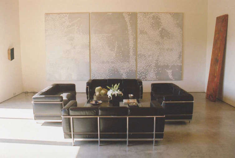 Ispirazione per un soggiorno moderno di medie dimensioni e aperto con pareti bianche e pavimento in cemento