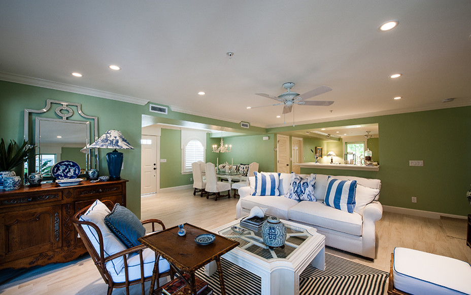 Mittelgroßes, Offenes Klassisches Wohnzimmer mit grüner Wandfarbe, hellem Holzboden und beigem Boden in Miami