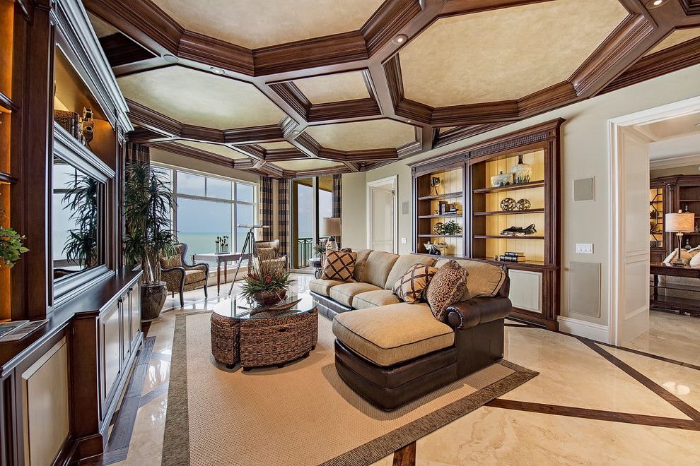 Immagine di un soggiorno tropicale con pareti beige e parete attrezzata