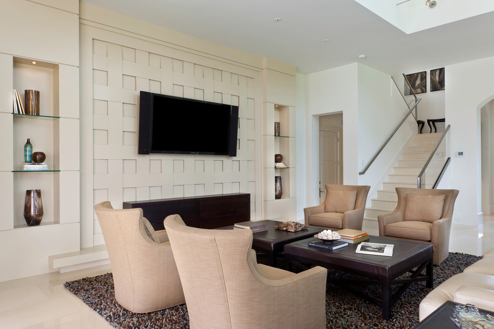 Modelo de salón abierto actual con televisor colgado en la pared y suelo beige
