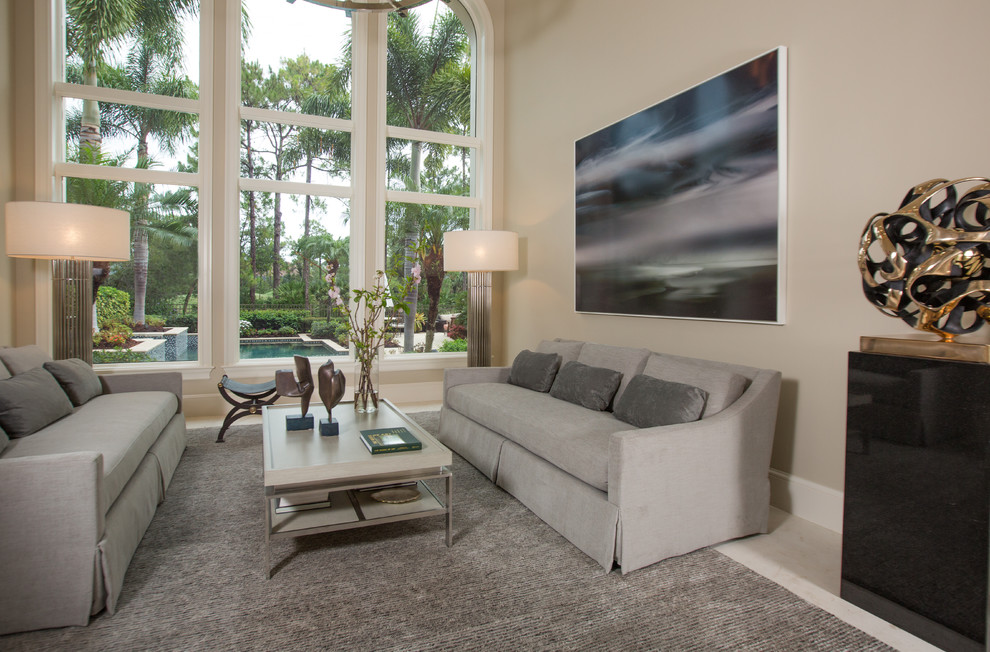 Immagine di un grande soggiorno chic chiuso con sala formale, pareti beige, pavimento in pietra calcarea e pavimento beige