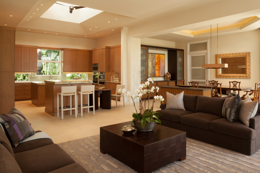 Offenes, Mittelgroßes Modernes Wohnzimmer mit beiger Wandfarbe in Miami