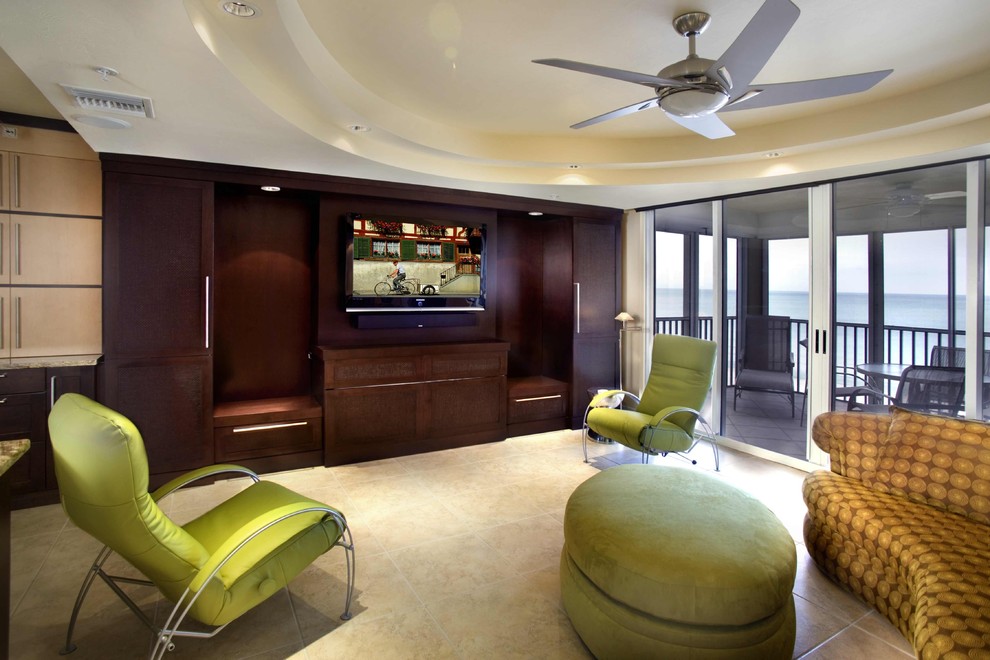 На фото: большая гостиная комната в современном стиле с мультимедийным центром