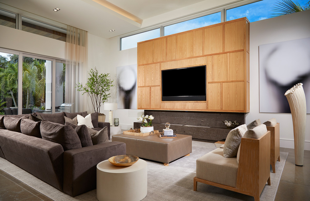 Cette image montre un salon minimaliste de taille moyenne et ouvert avec une salle de réception, un mur blanc, parquet en bambou, aucune cheminée, un téléviseur encastré, un sol marron et éclairage.