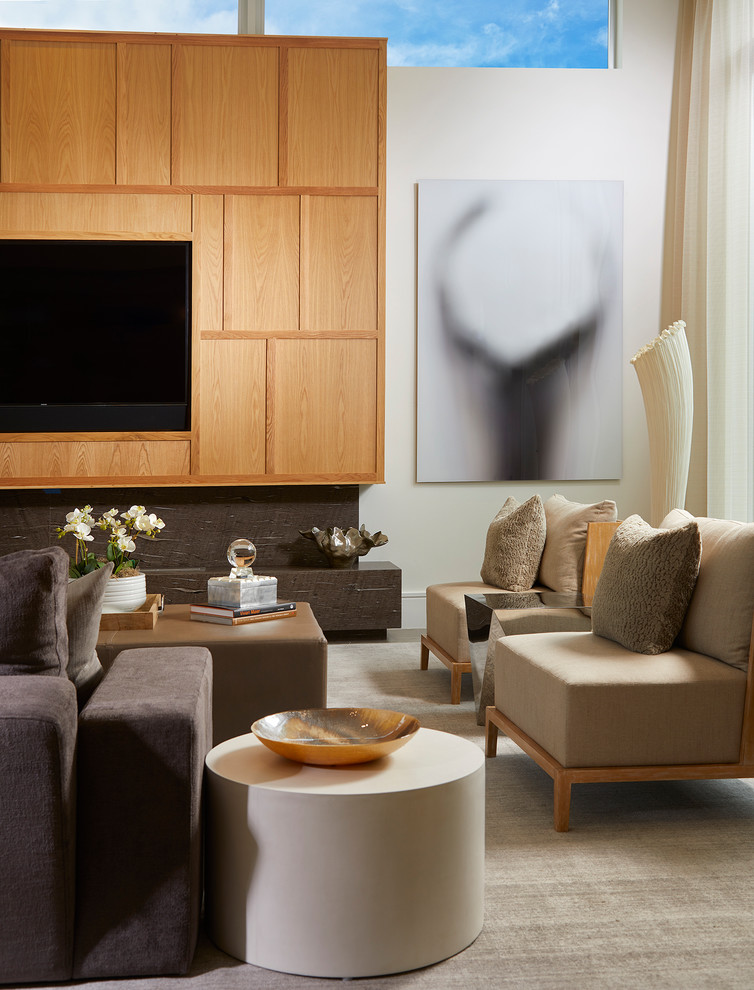 Idee per un soggiorno minimalista di medie dimensioni e aperto con sala formale, pareti bianche, pavimento in bambù, nessun camino, parete attrezzata e pavimento marrone