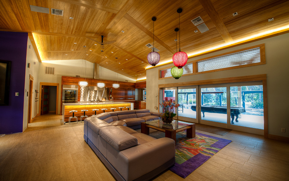 Mittelgroßes, Offenes Modernes Wohnzimmer mit beiger Wandfarbe, hellem Holzboden, Kamin, gefliester Kaminumrandung und beigem Boden in Miami