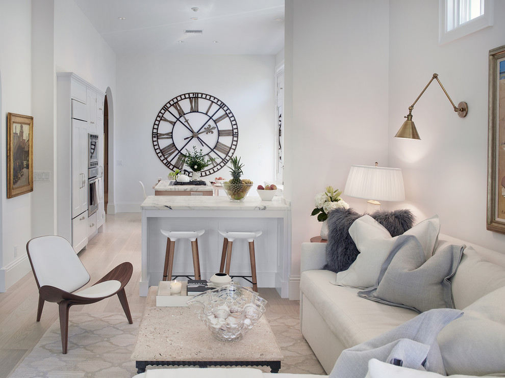 Idee per un soggiorno classico aperto e di medie dimensioni con pareti bianche e parquet chiaro