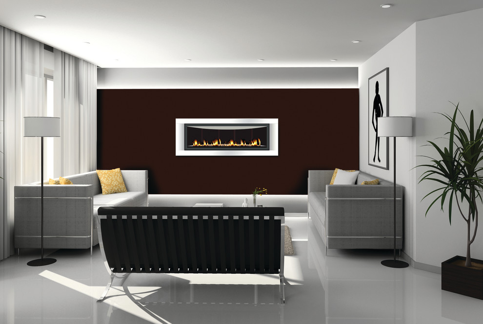Идея дизайна: большая гостиная комната в современном стиле с фиолетовыми стенами, стандартным камином и белым полом