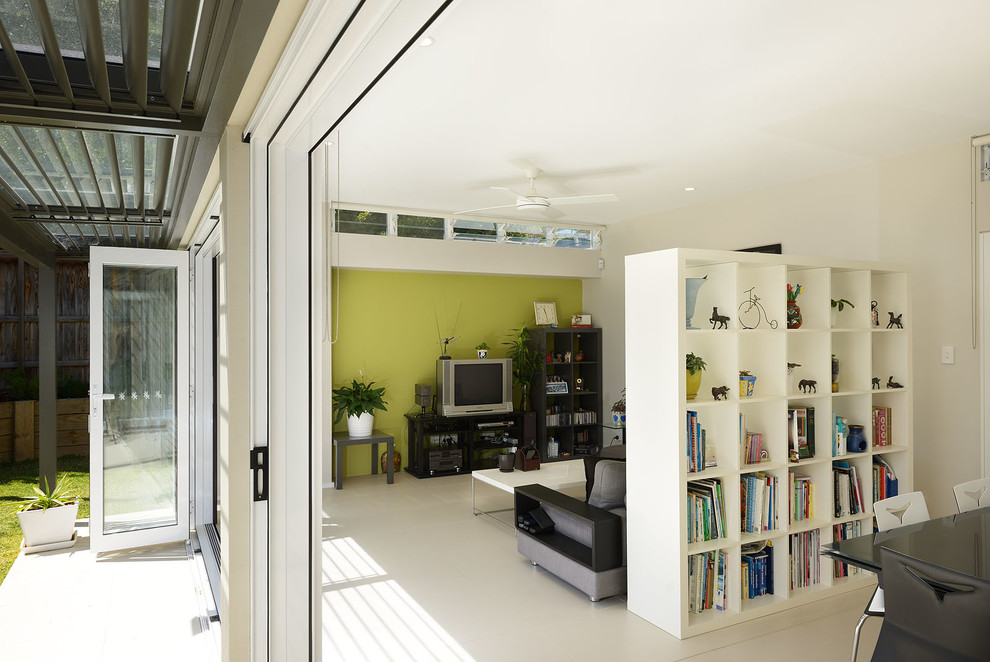 シドニーにあるラグジュアリーな広いコンテンポラリースタイルのおしゃれなLDK (ライブラリー、白い壁、セラミックタイルの床、暖炉なし、据え置き型テレビ、白い床) の写真