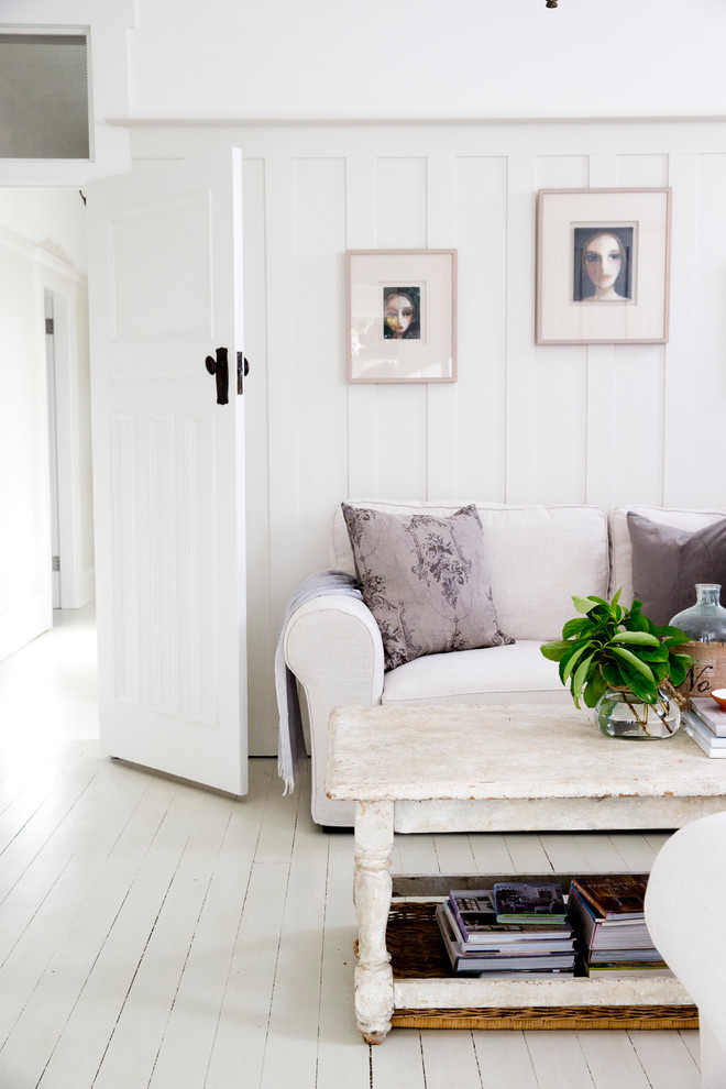 Foto på ett lantligt separat vardagsrum, med ett finrum, vita väggar, målat trägolv och vitt golv