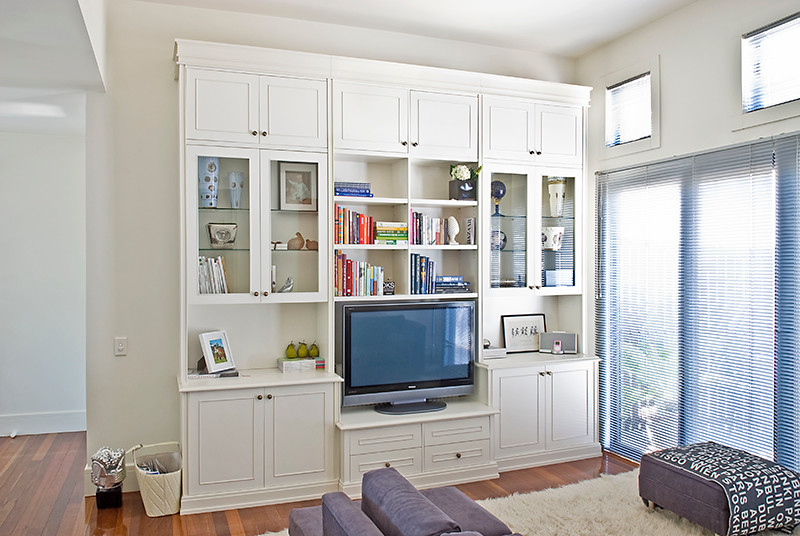 Immagine di un soggiorno contemporaneo di medie dimensioni con pareti bianche, parquet scuro e TV autoportante