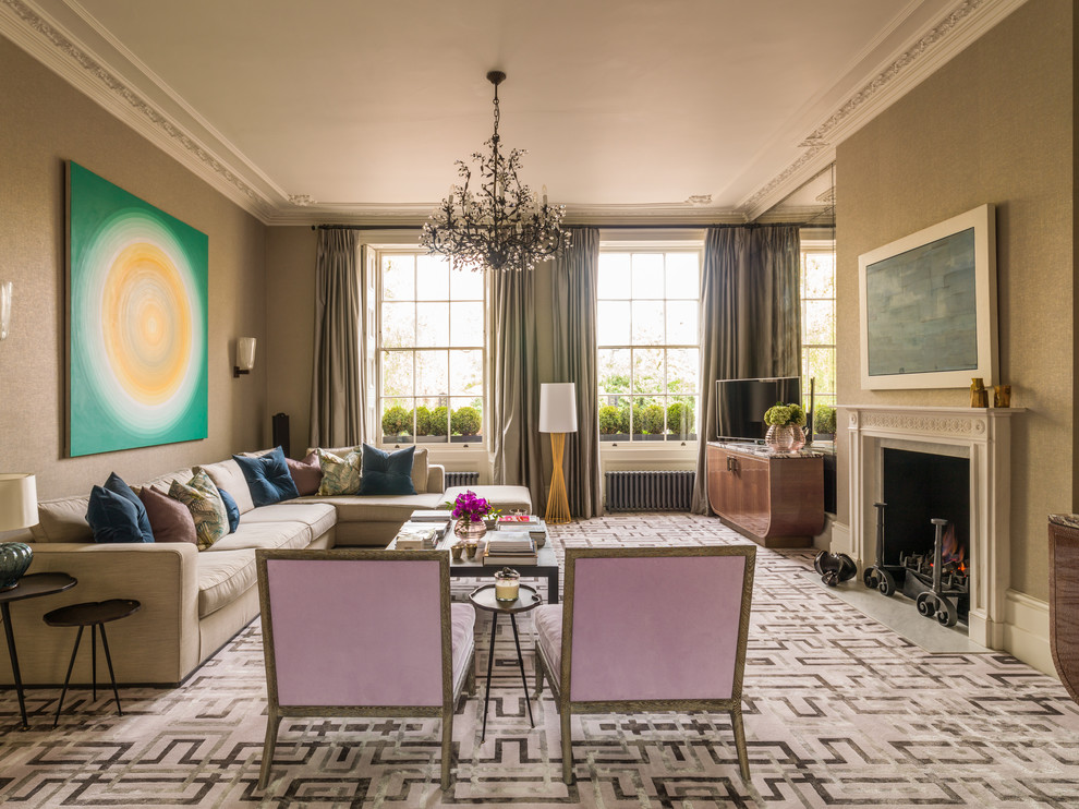 На фото: большая гостиная комната в викторианском стиле с коричневыми стенами, ковровым покрытием, отдельно стоящим телевизором и стандартным камином