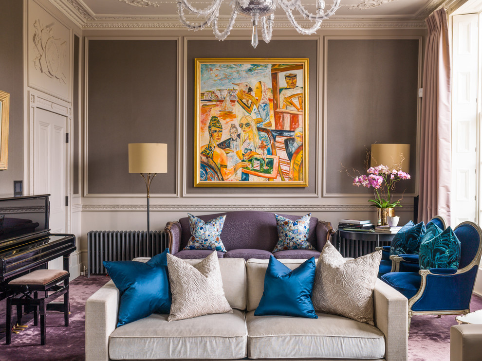 Großes, Repräsentatives, Fernseherloses, Offenes Klassisches Wohnzimmer mit brauner Wandfarbe, Teppichboden und lila Boden in London
