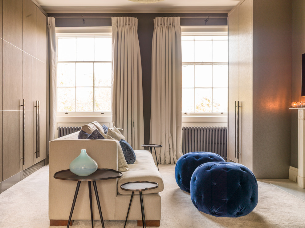 Идея дизайна: большая парадная, открытая гостиная комната в классическом стиле с коричневыми стенами, ковровым покрытием и бежевым полом без телевизора