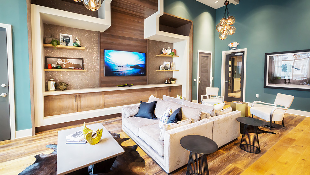 Modelo de salón cerrado minimalista de tamaño medio sin chimenea con paredes marrones, suelo de madera en tonos medios, televisor colgado en la pared y suelo marrón