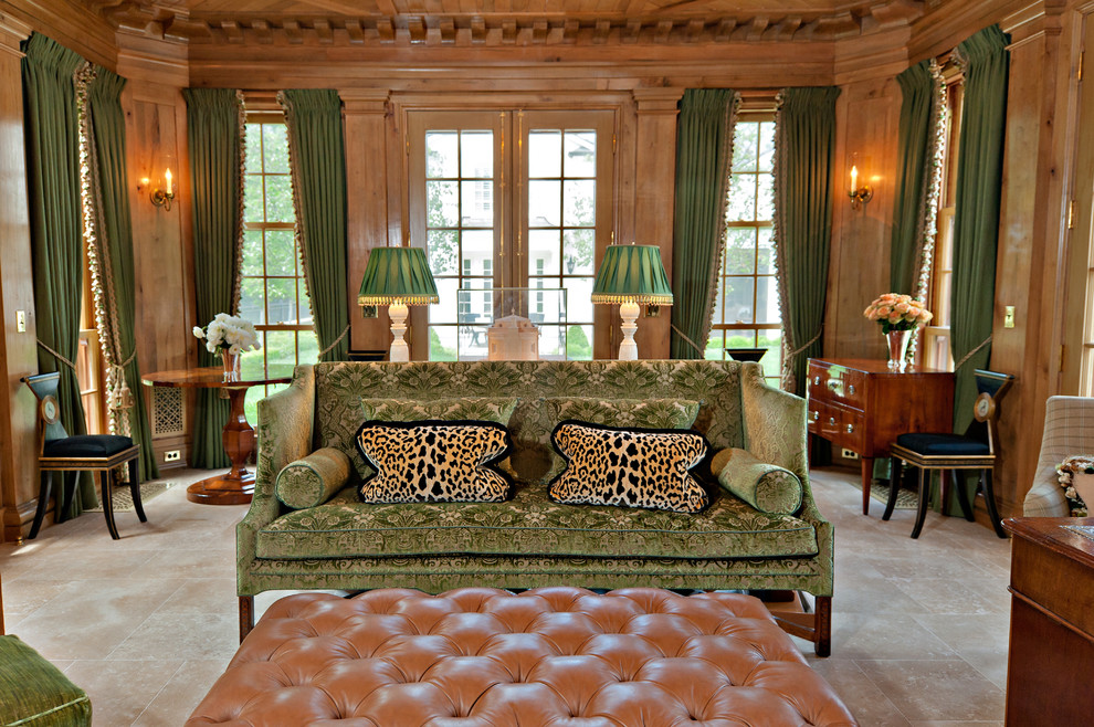 Стильный дизайн: гостиная комната в викторианском стиле с коричневыми стенами и бежевым полом - последний тренд