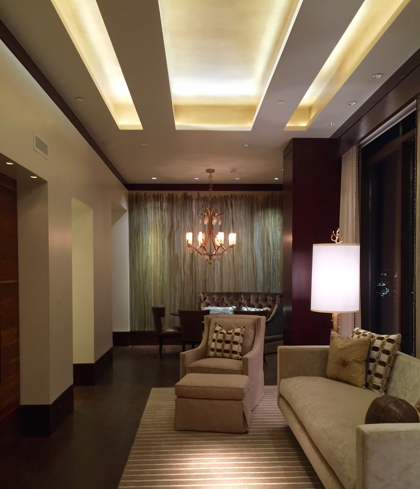 На фото: парадная, изолированная гостиная комната среднего размера в современном стиле с разноцветными стенами, скрытым телевизором, темным паркетным полом и коричневым полом без камина с