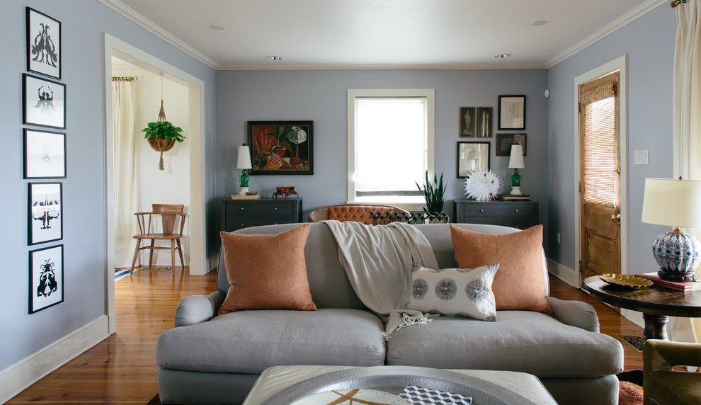 Inspiration för eklektiska separata vardagsrum, med blå väggar, mellanmörkt trägolv och ett finrum