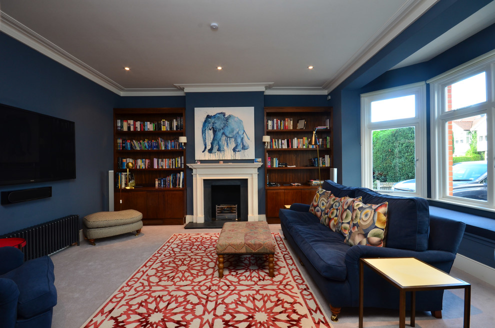 Immagine di un ampio soggiorno minimal aperto con sala formale, pareti blu, moquette, camino classico, cornice del camino in pietra e TV a parete
