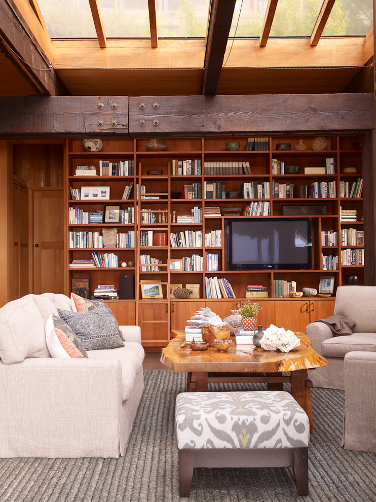 Источник вдохновения для домашнего уюта: гостиная комната в современном стиле с с книжными шкафами и полками и мультимедийным центром