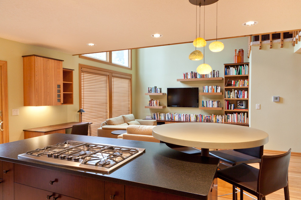 Diseño de biblioteca en casa abierta contemporánea de tamaño medio sin chimenea con paredes verdes, suelo de bambú y televisor colgado en la pared