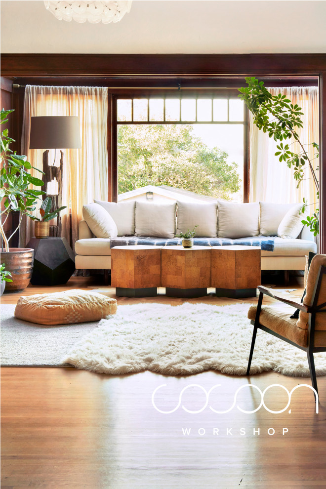 Foto di un soggiorno minimalista di medie dimensioni e aperto con parquet chiaro, camino classico e cornice del camino piastrellata