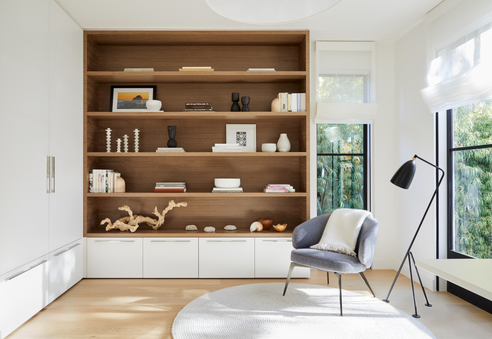 Immagine di un soggiorno moderno con pareti bianche, parquet chiaro e pavimento beige