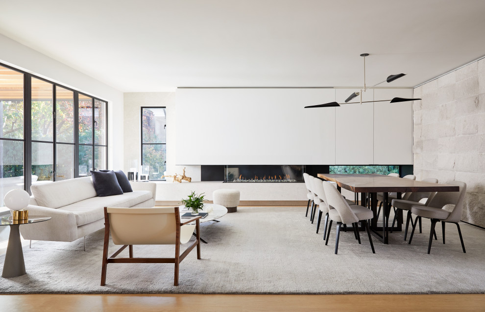 Ispirazione per un soggiorno moderno aperto con pareti bianche, pavimento in legno massello medio, camino lineare Ribbon e pavimento marrone