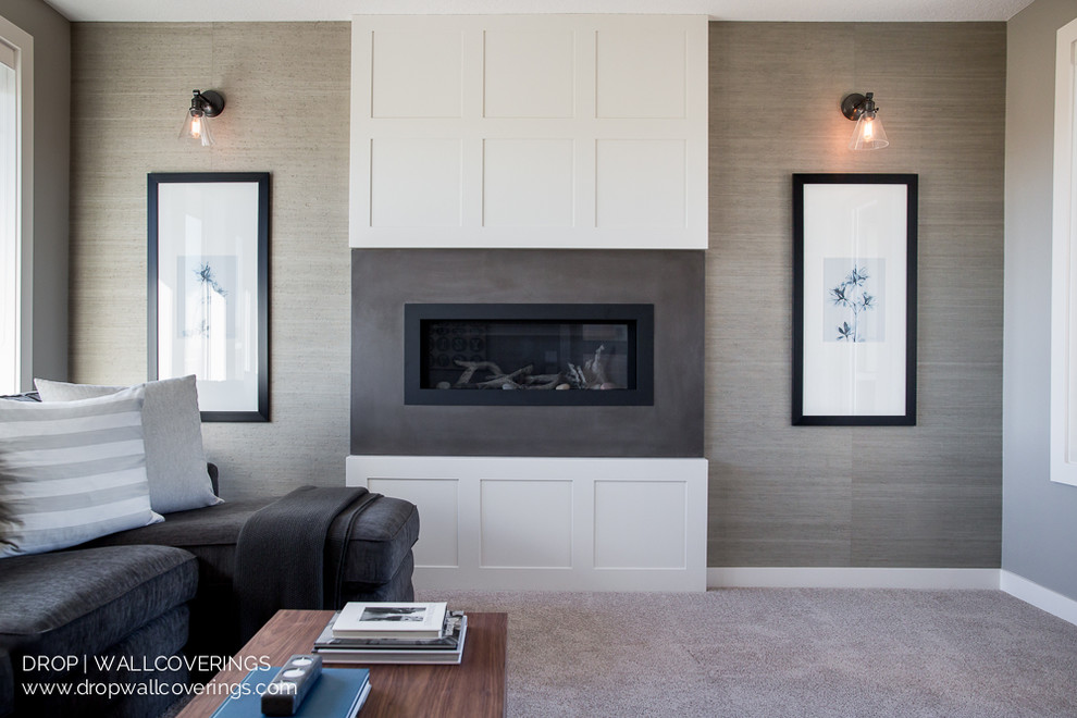 Cette photo montre un salon moderne de taille moyenne et fermé avec un mur gris, moquette, une cheminée standard et un manteau de cheminée en béton.