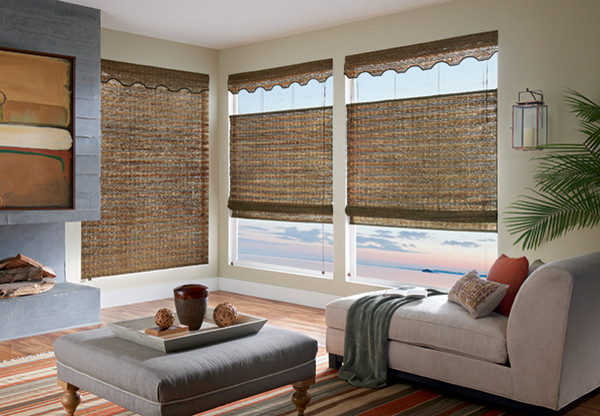 Cette photo montre un salon tendance de taille moyenne et ouvert avec un mur beige, un sol en bois brun, une cheminée standard et un manteau de cheminée en plâtre.