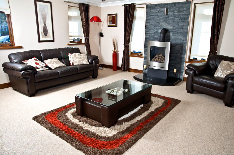 Esempio di un soggiorno design di medie dimensioni e chiuso con pareti beige, stufa a legna e pavimento beige
