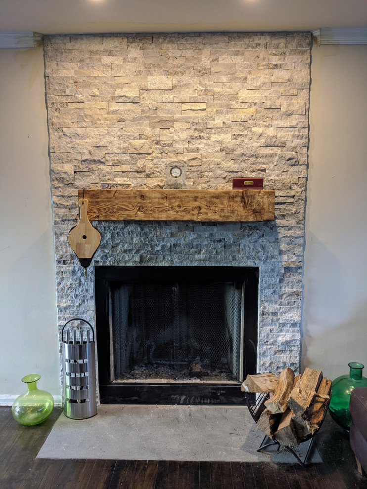 Источник вдохновения для домашнего уюта: открытая гостиная комната среднего размера в стиле ретро с стандартным камином, фасадом камина из каменной кладки и коричневым полом